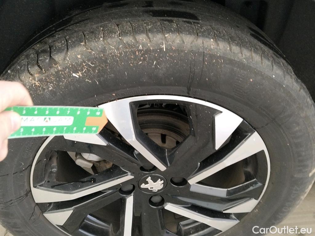  Peugeot  2008 PEUGEOT  / 2019 / 5P / todoterreno Allure BlueHDI 81kW (110CV) #14