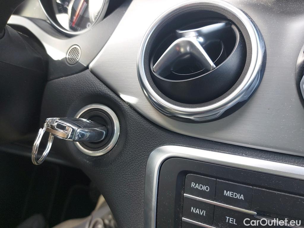  Mercedes  GLA MERCEDES-BENZ Clase  / 2017 / 5P / todoterreno  200 #2