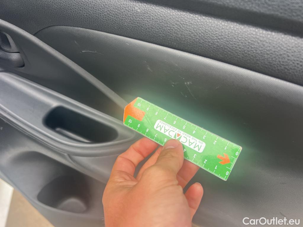  Toyota  Yaris TOYOTA  / 2020 / 5P / berlina con portón 1.5 120H Business Plus #15