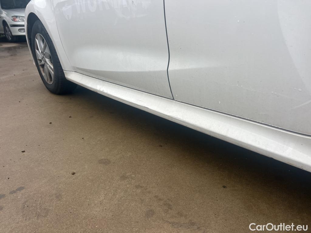  Toyota  Yaris TOYOTA  / 2020 / 5P / berlina con portón 1.5 120H Business Plus #16