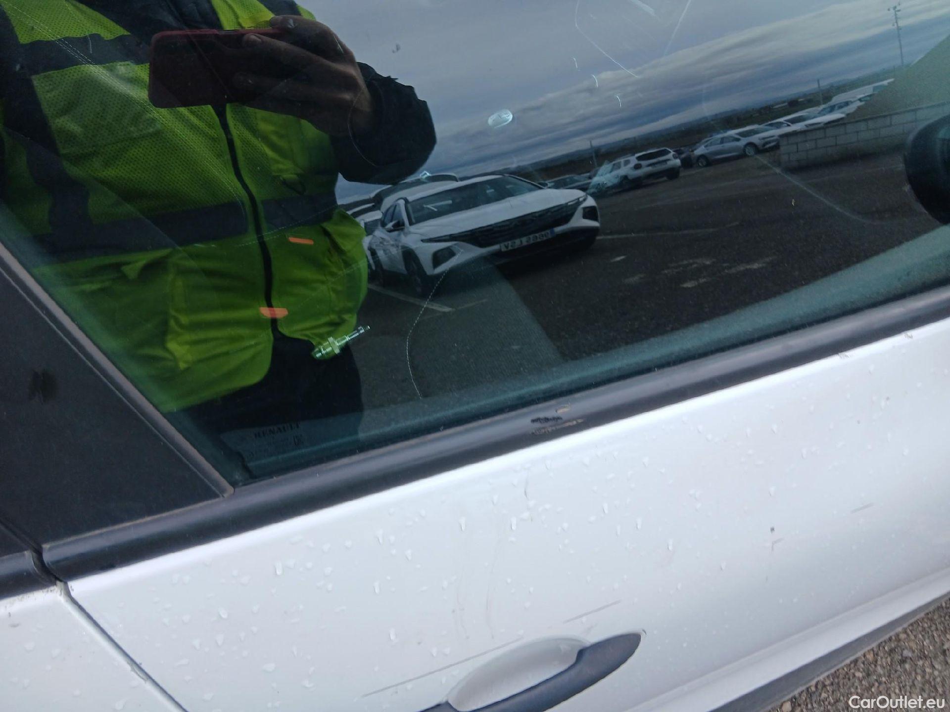  Renault  Clio RENAULT  / 2016 / 5P / berlina con portón Business TCe 66kW (90CV) GLP -18 #46