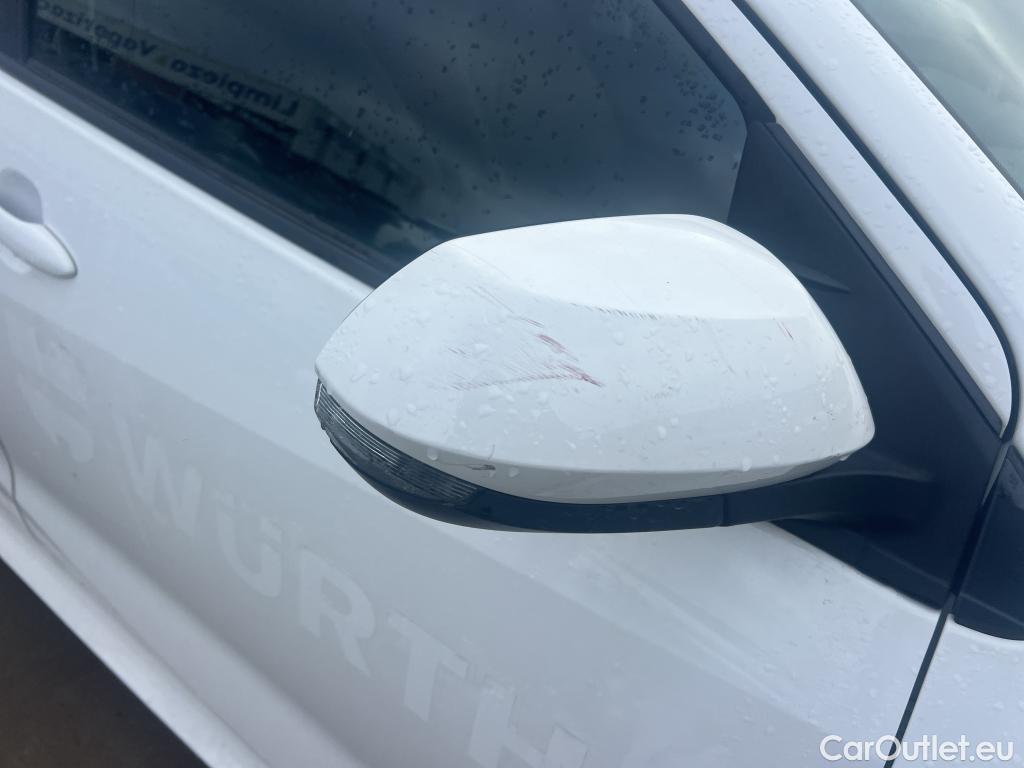  Toyota  Yaris TOYOTA  / 2020 / 5P / berlina con portón 1.5 120H Business Plus #30