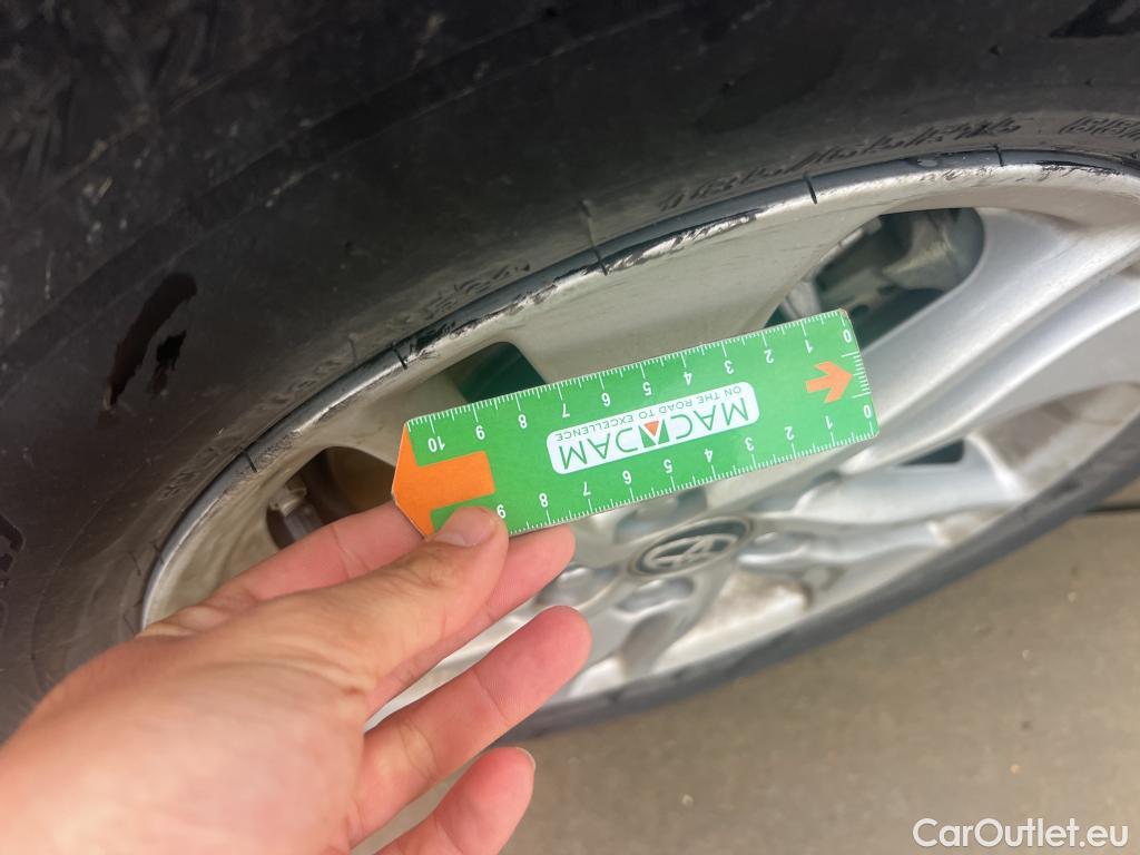  Toyota  Yaris TOYOTA  / 2020 / 5P / berlina con portón 1.5 120H Business Plus #9