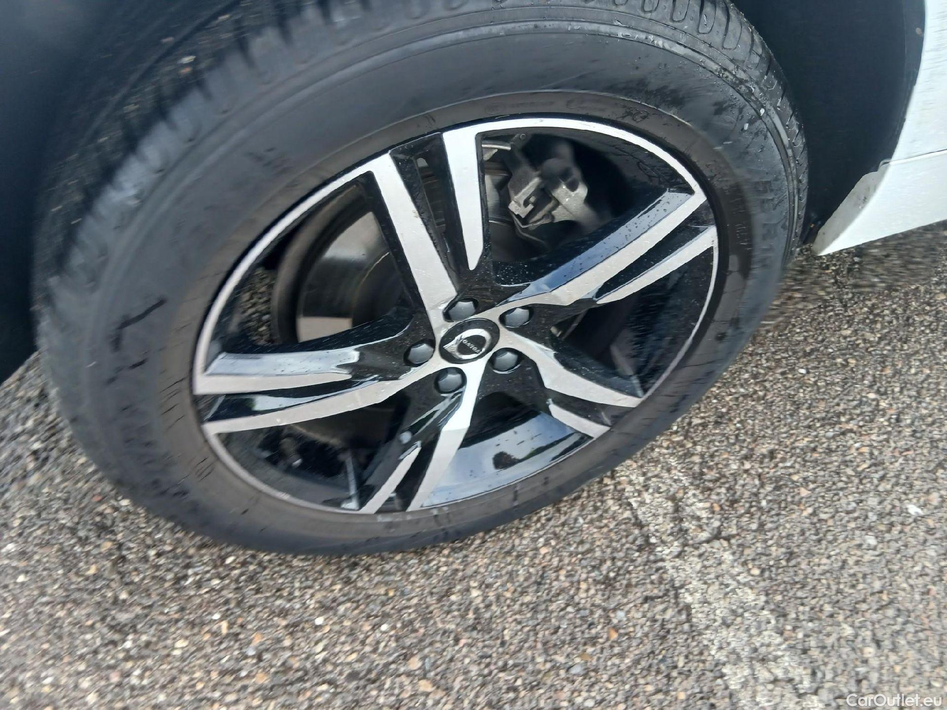  Volvo  XC60 VOLVO  / 2017 / 5P / todoterreno 2.0 B4 D R-Design Auto #9