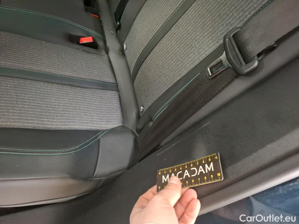  Peugeot  3008 PEUGEOT  / 2020 / 5P / SUV 1.6 HYBRID 225 E-EAT8 Allure #28