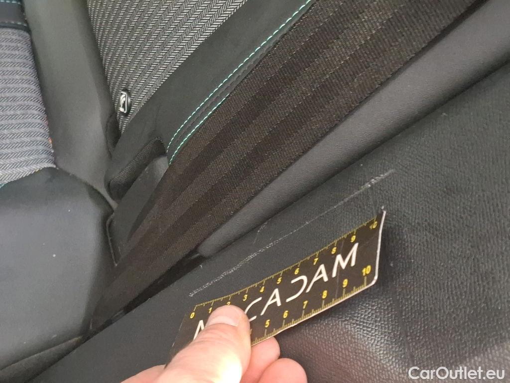  Peugeot  3008 PEUGEOT  / 2020 / 5P / SUV 1.6 HYBRID 225 E-EAT8 Allure #29