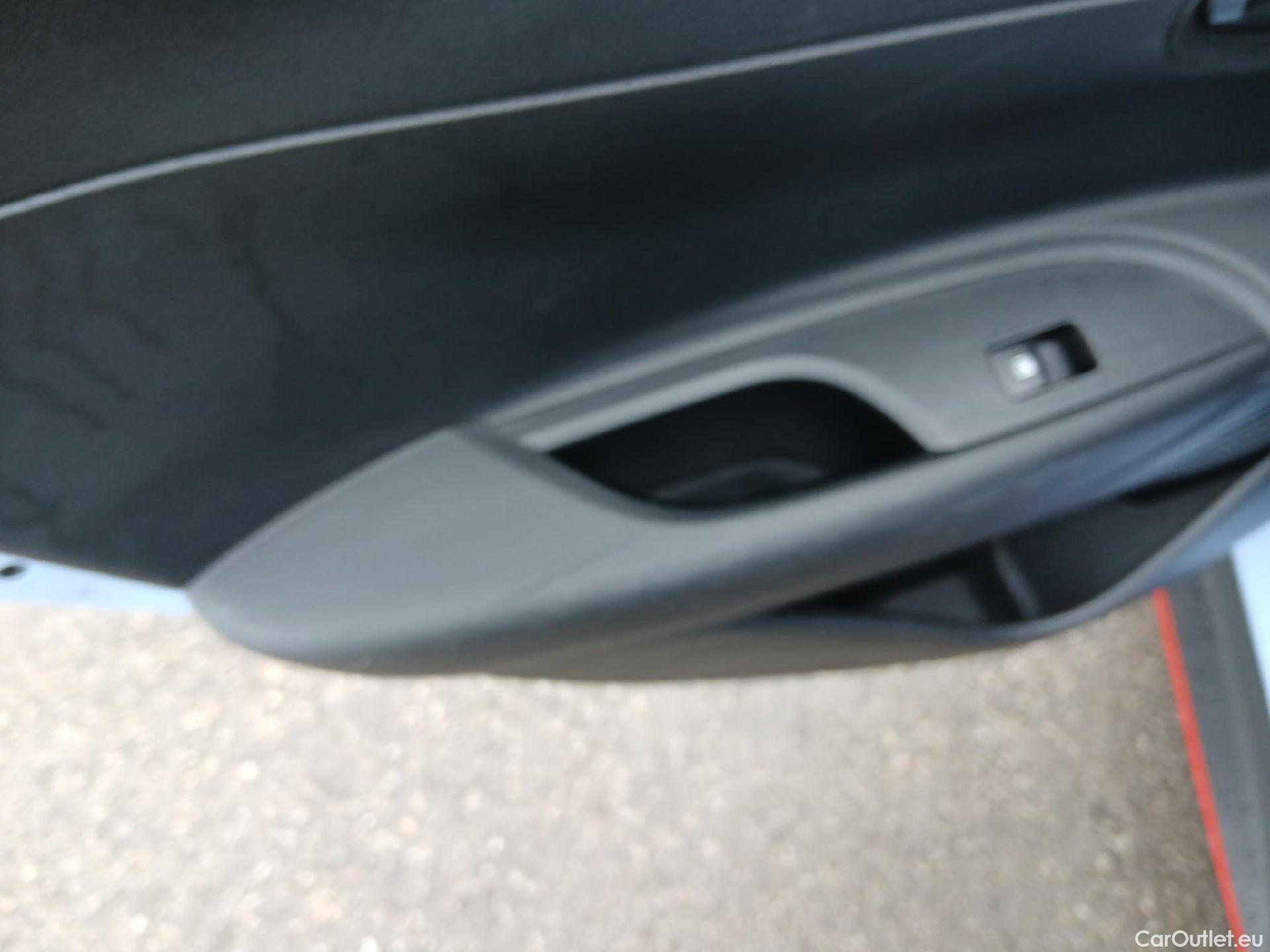  Hyundai  i20 HYUNDAI  / 2020 / 5P / berlina con portón 1.6T N #40