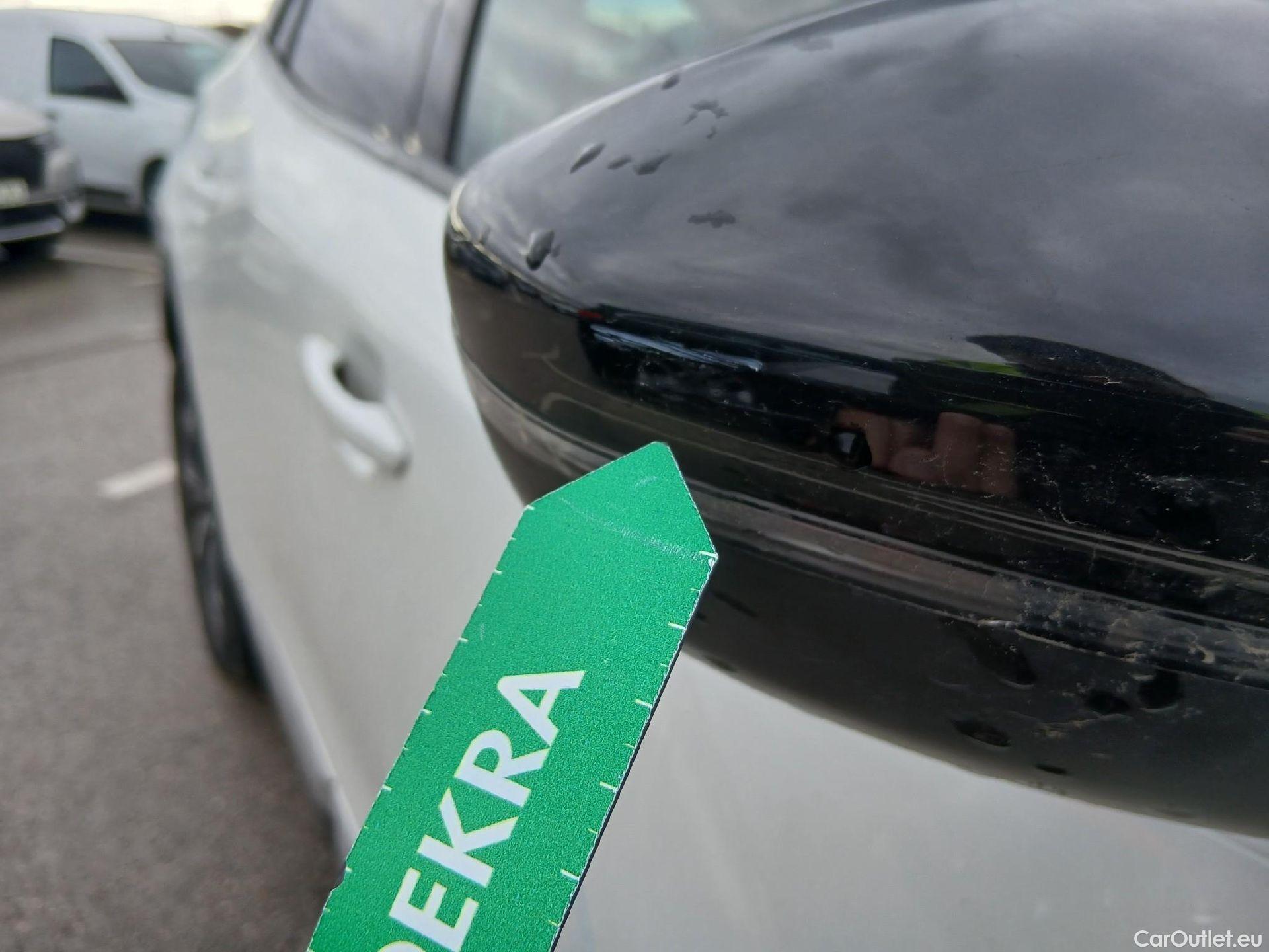  Peugeot  2008 PEUGEOT  / 2019 / 5P / todoterreno GT Line Puretech 130 S&S BVM6 #22