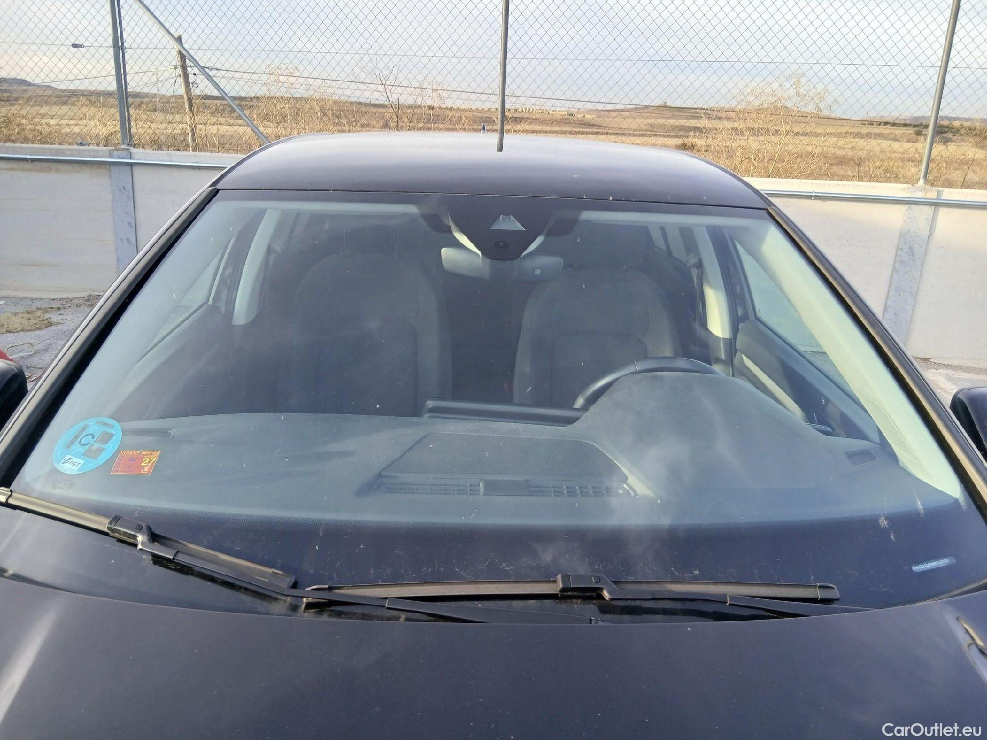  Volkswagen  Golf  VOLKSWAGEN / 2020 / 5P / berlina con portón Life 2.0 TDI 85kW (115CV) #3