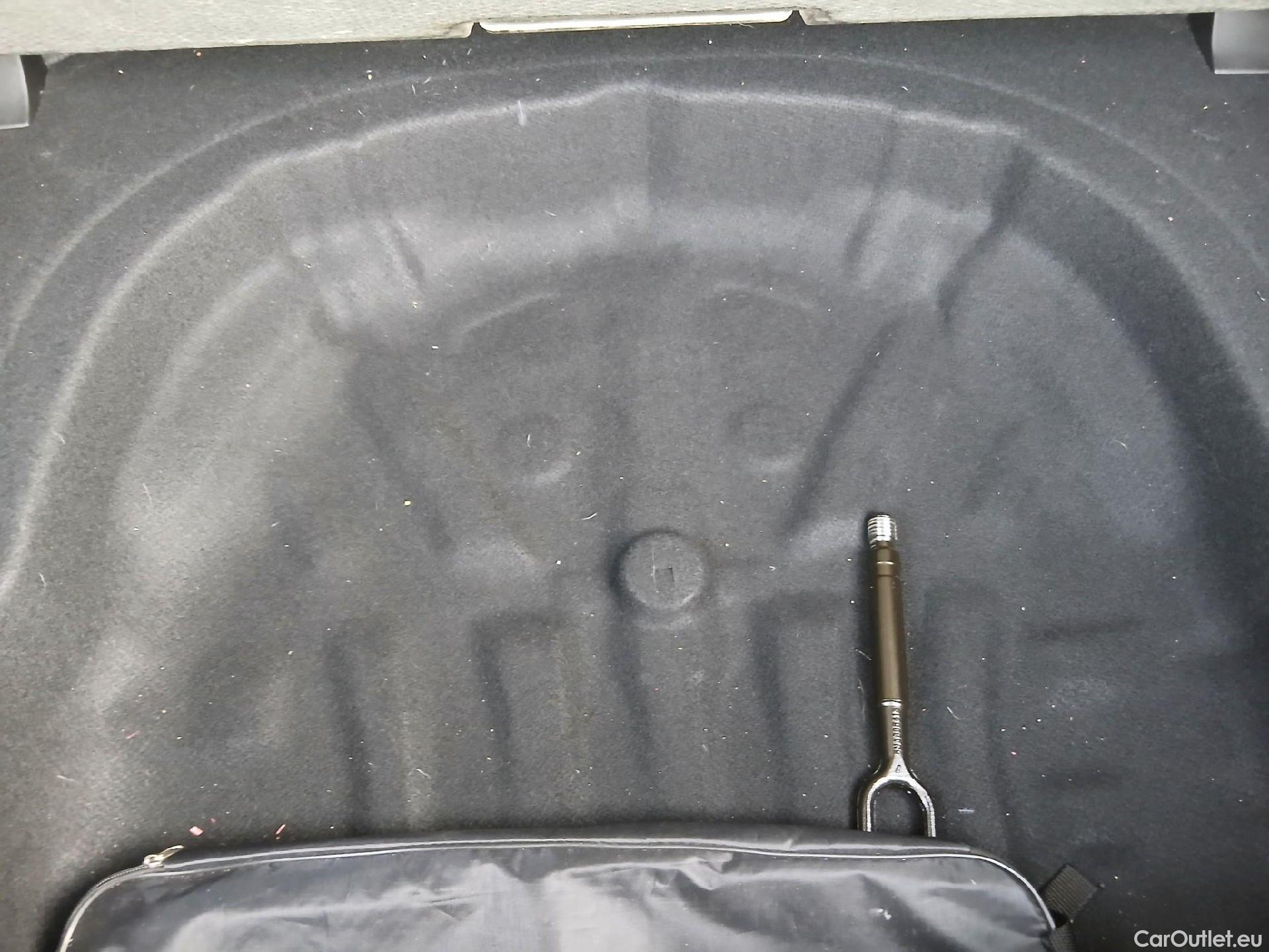  Volkswagen  Golf  VOLKSWAGEN / 2020 / 5P / berlina con portón Life 2.0 TDI 85kW (115CV) #2