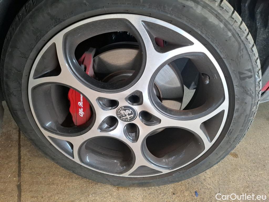  Alfa Romeo  TONALE ALFA ROMEO  / 2022 / 5P / SUV 1.5T Hybrid 160 TCT7 Veloce #9