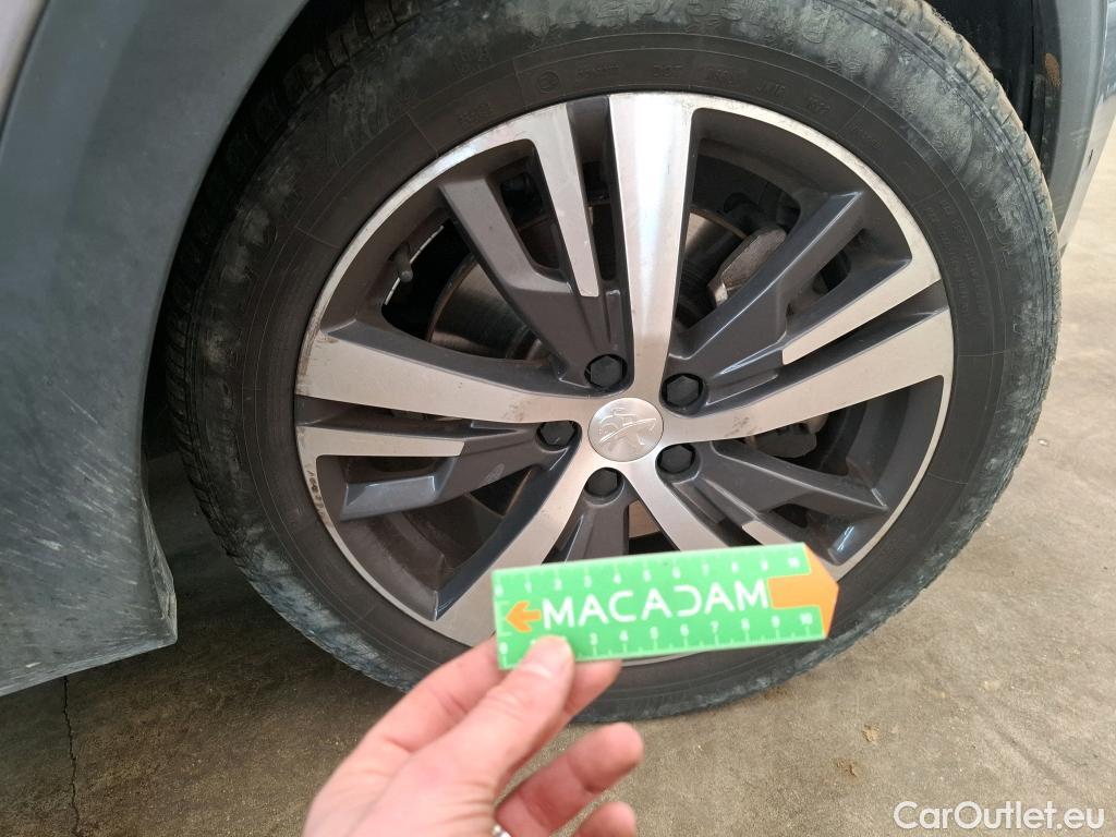  Peugeot  3008 PEUGEOT  / 2020 / 5P / SUV 1.6 HYBRID 225 E-EAT8 Allure Pack #9