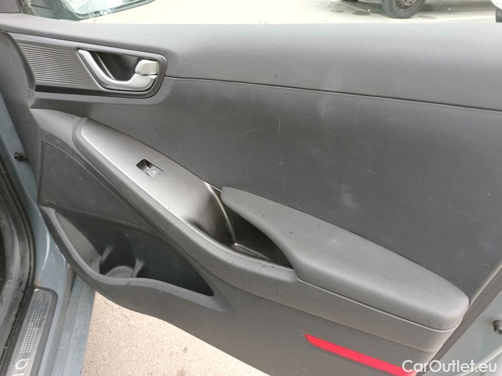  Hyundai   Ioniq HYUNDAI / 2019 / 5P / berlina con portón 1.6 GDI PHEV Tecno DCT #15