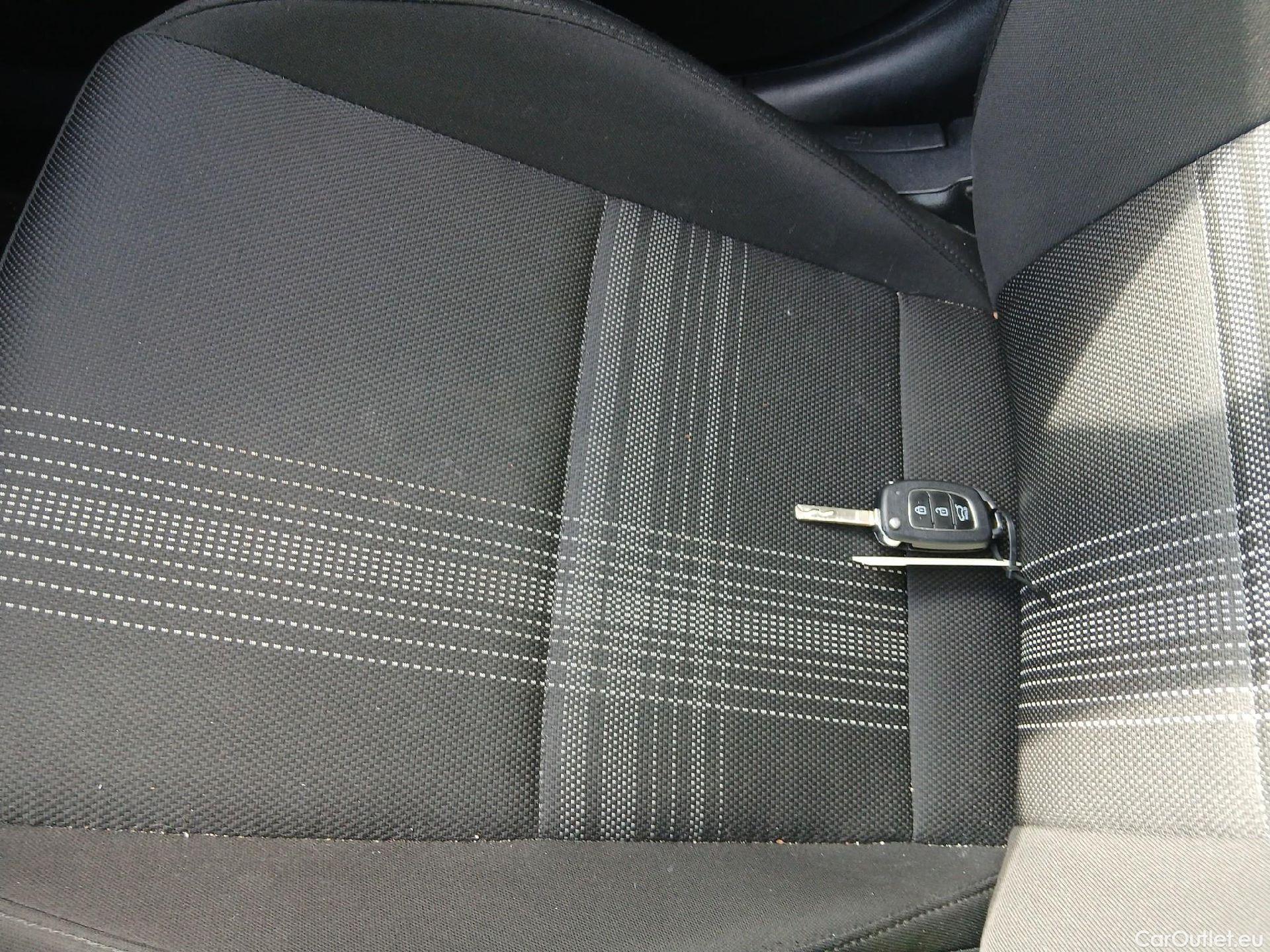  Hyundai  i20 HYUNDAI  / 2020 / 5P / berlina con portón 1.0 TGDI 74kW (100CV) 48V Essence #29