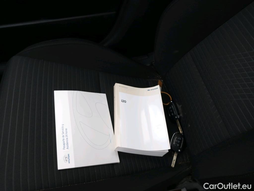  Hyundai  i20 HYUNDAI  / 2020 / 5P / berlina con portón 1.2 MPI SLX #12