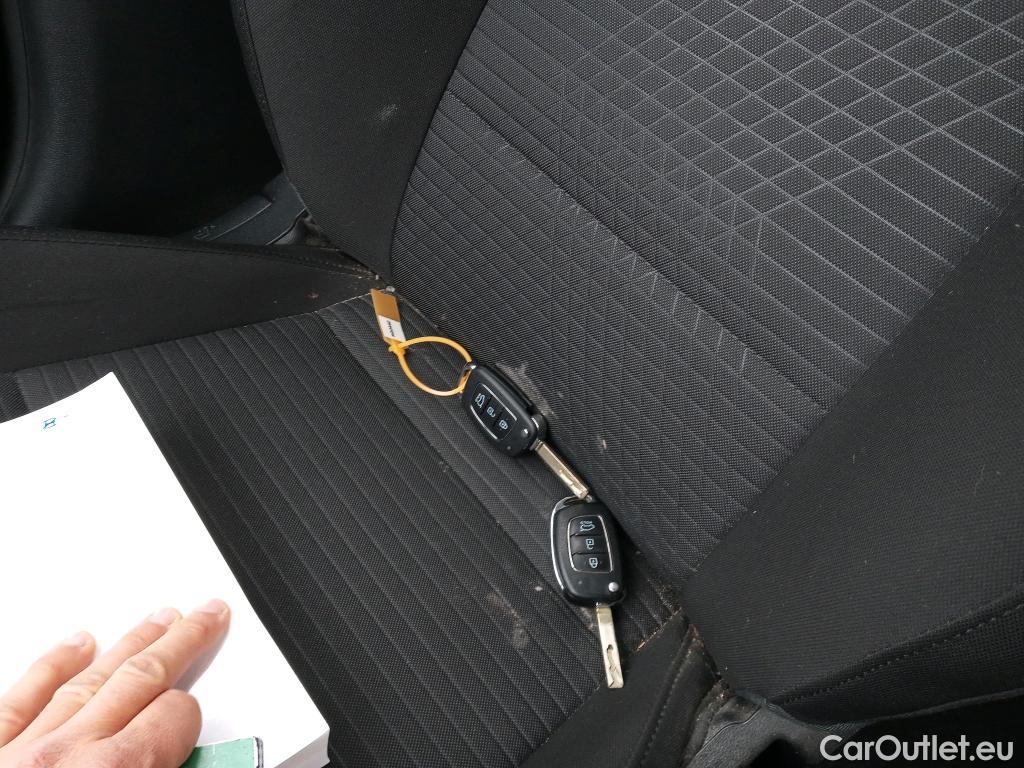  Hyundai  i20 HYUNDAI  / 2020 / 5P / berlina con portón 1.2 MPI SLX #4