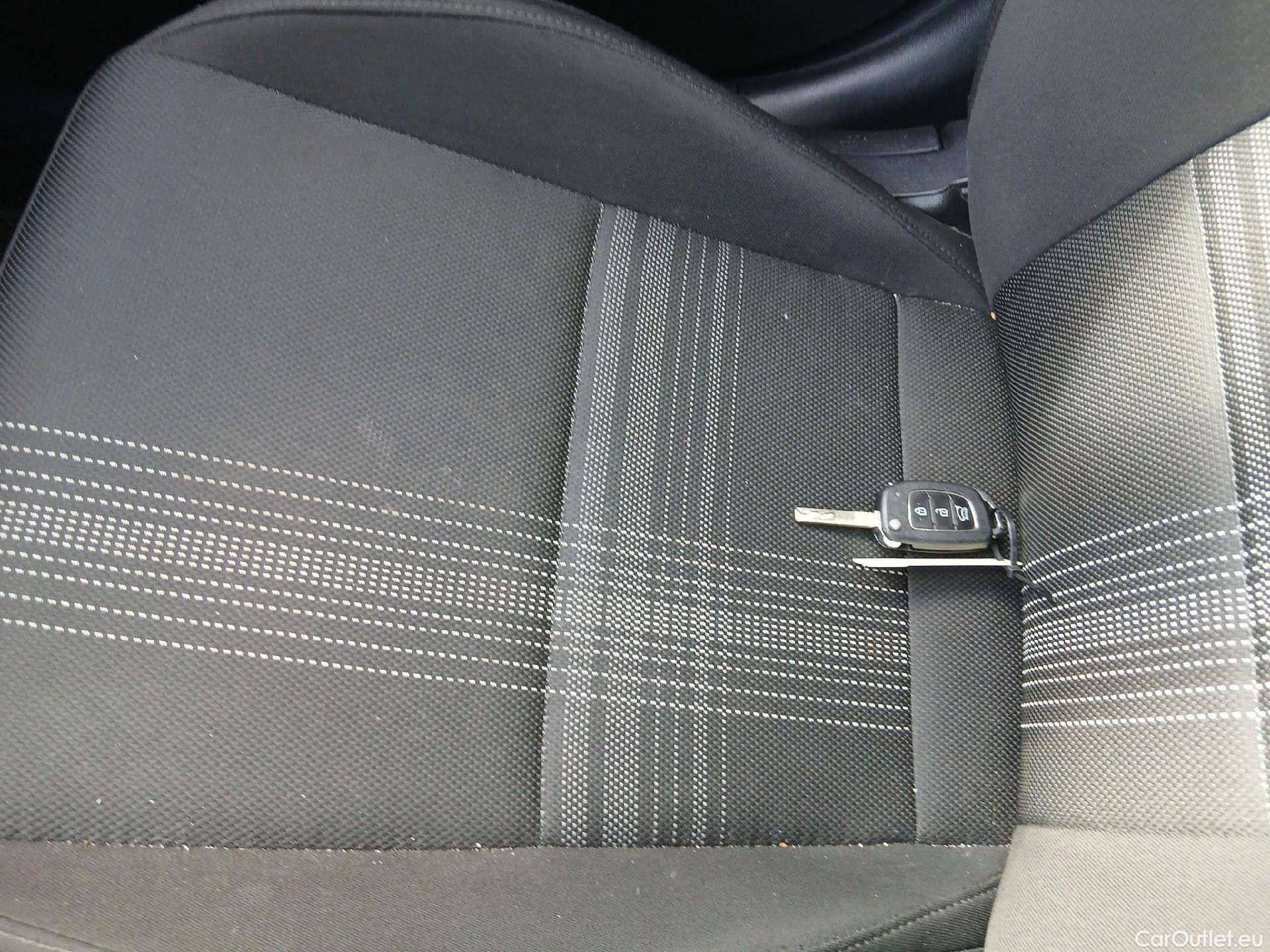  Hyundai  i20 HYUNDAI  / 2020 / 5P / berlina con portón 1.0 TGDI 74kW (100CV) 48V Essence #30