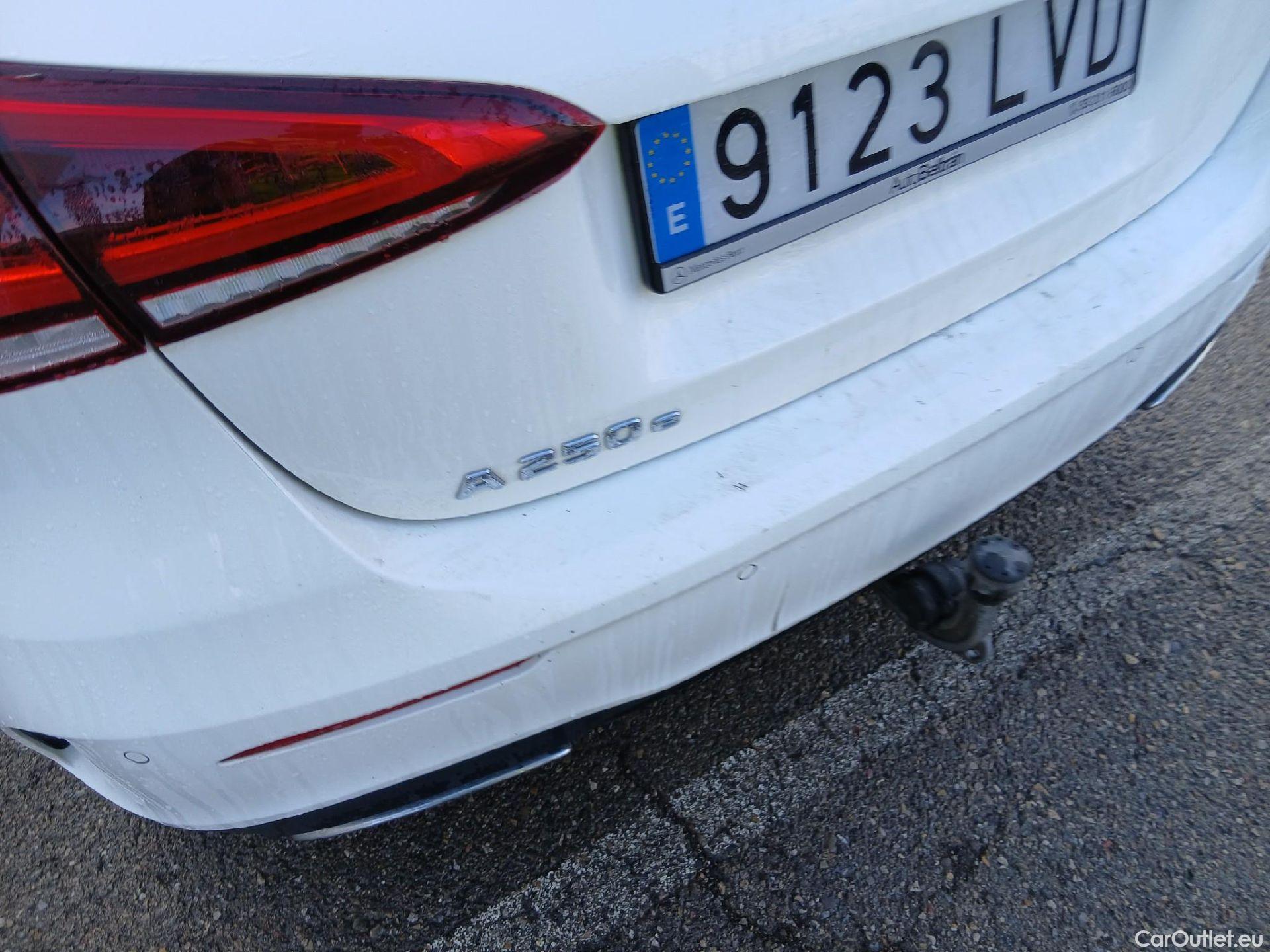  Mercedes  A-Klasse MERCEDES-BENZ Clase A / 2018 / 5P / berlina con portón A 250 e #18