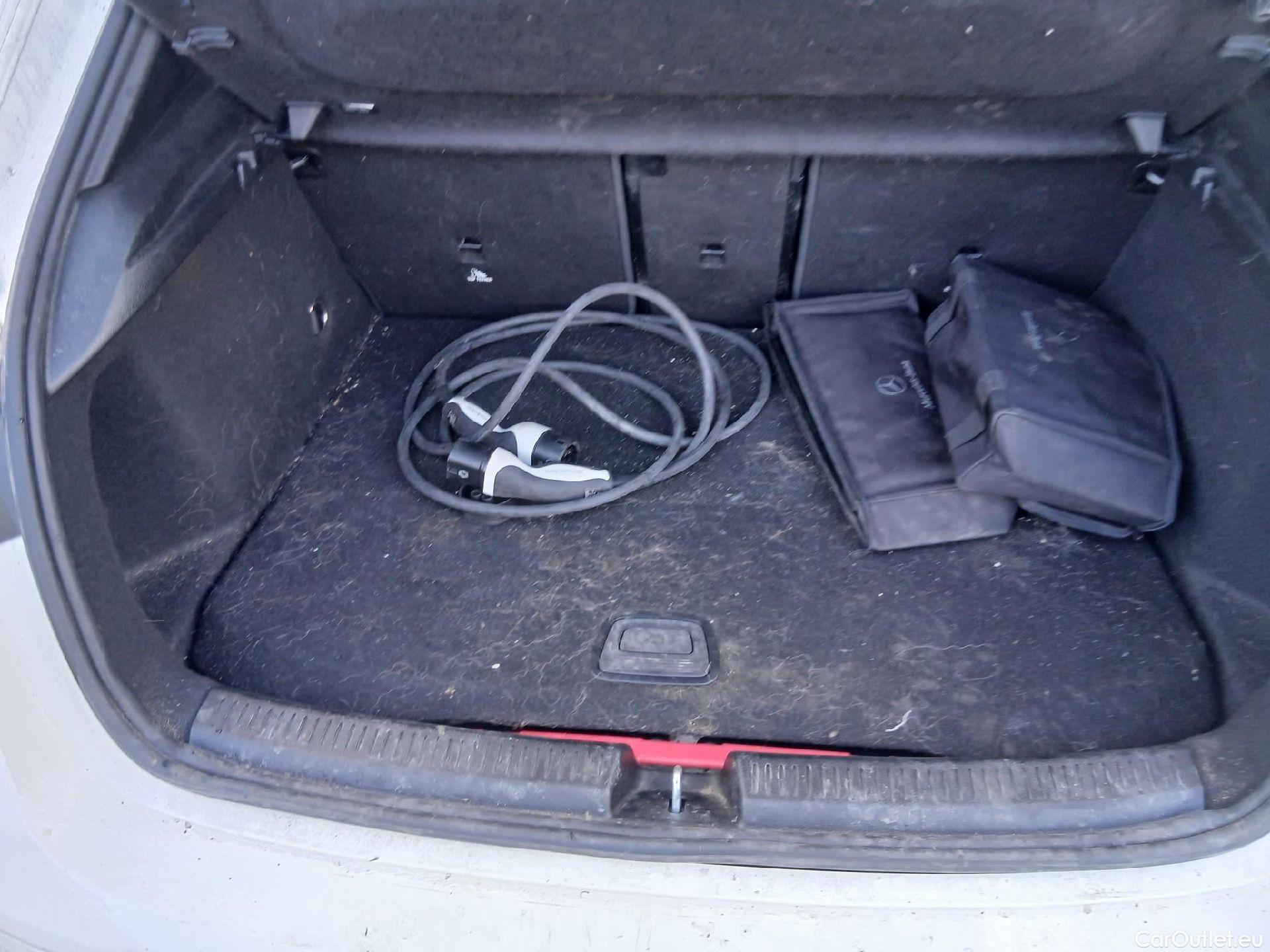  Mercedes  A-Klasse MERCEDES-BENZ Clase A / 2018 / 5P / berlina con portón A 250 e #30