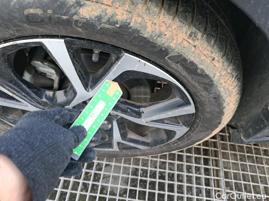  Toyota  C-HR TOYOTA  / 2016 / 5P / todoterreno 1.8 125H Advance (CX) #4