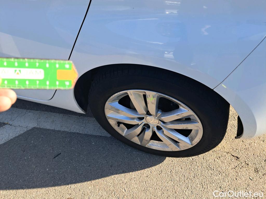  Peugeot  308 PEUGEOT  / 2017 / 5P / berlina con portón 5p Active Pack BlueHDi 130 S&S #15