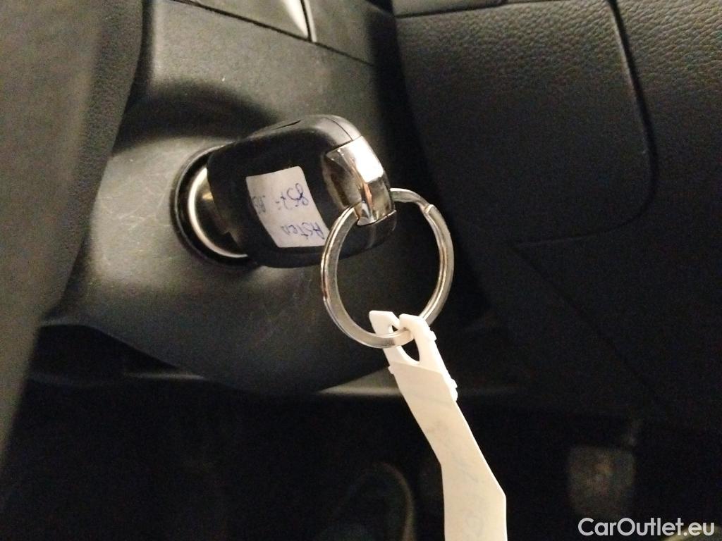  Opel  Astra OPEL  / 2015 / 5P / berlina con portón 1.6 CDTi S/S 81kW (110CV) Selective #4