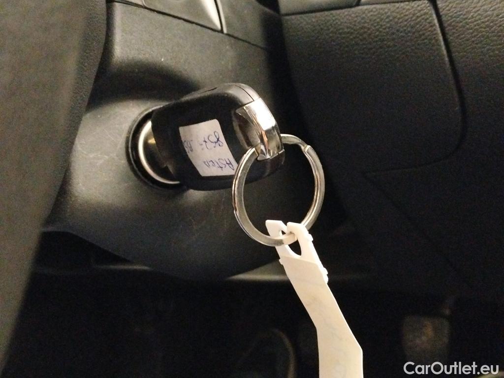  Opel  Astra OPEL  / 2015 / 5P / berlina con portón 1.6 CDTi S/S 81kW (110CV) Selective #3