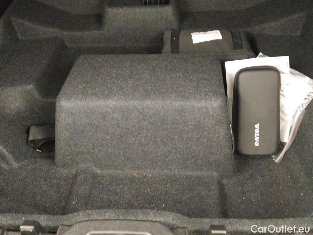  Volvo  XC 40 VOLVO XC40 / 2017 / 5P / todoterreno 1.5 T4 Twin Recharge R-Design Auto #2