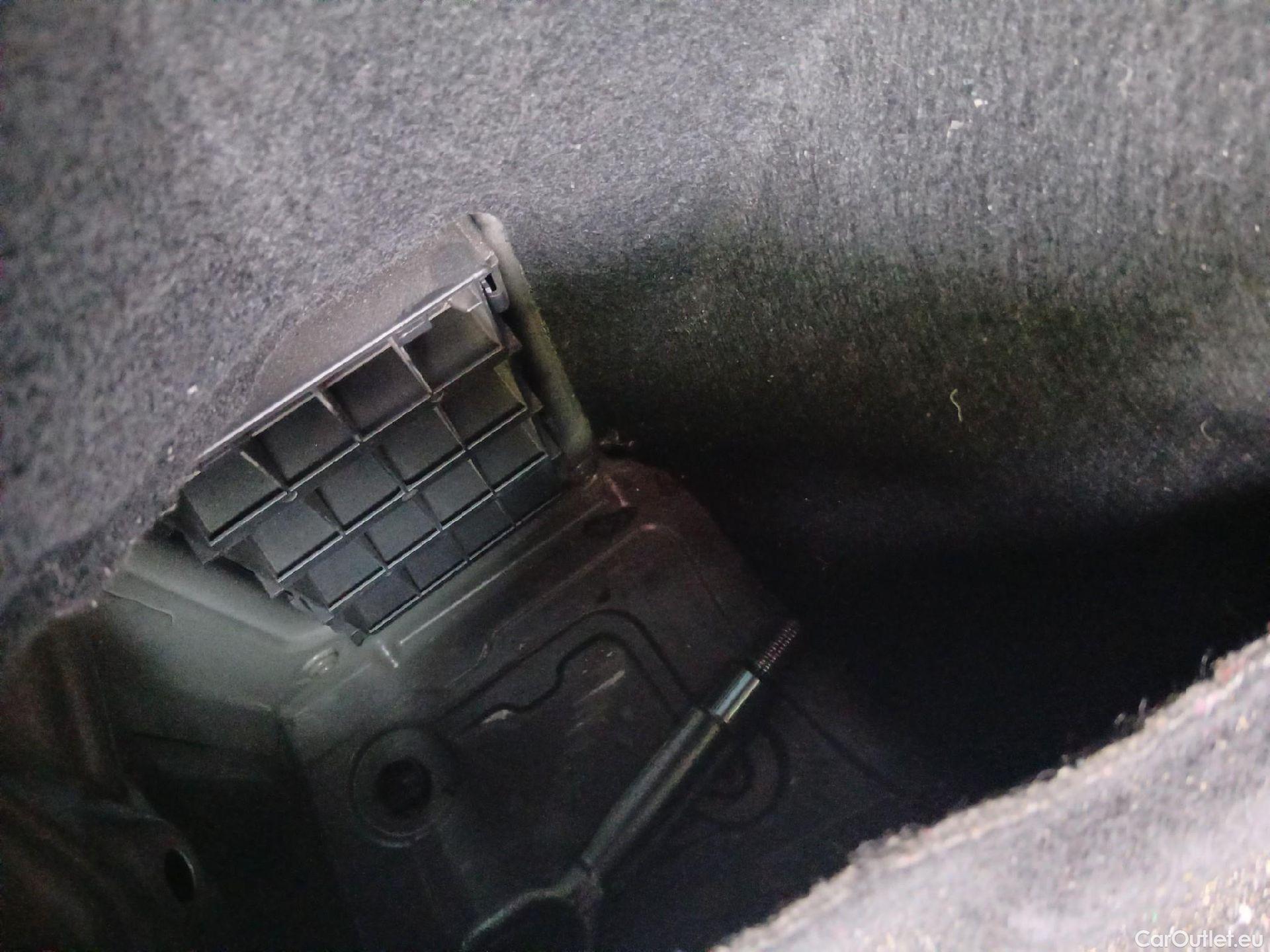  Bmw  Serie 1 BMW  / 2019 / 5P / berlina con portón 120d #4