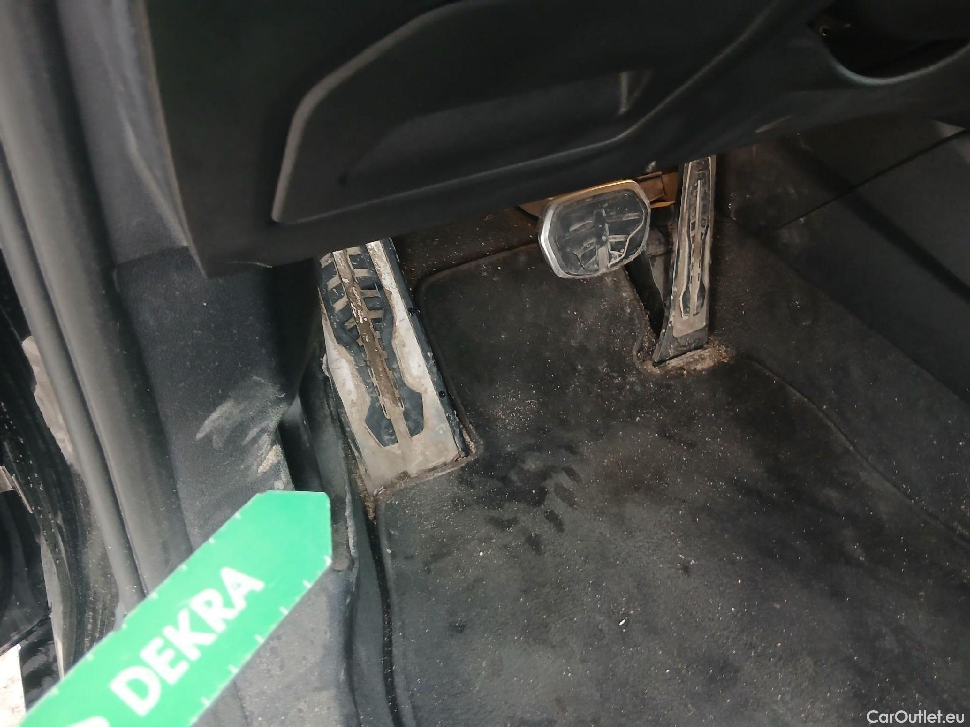  Bmw  Serie 1 BMW  / 2019 / 5P / berlina con portón 120d #25