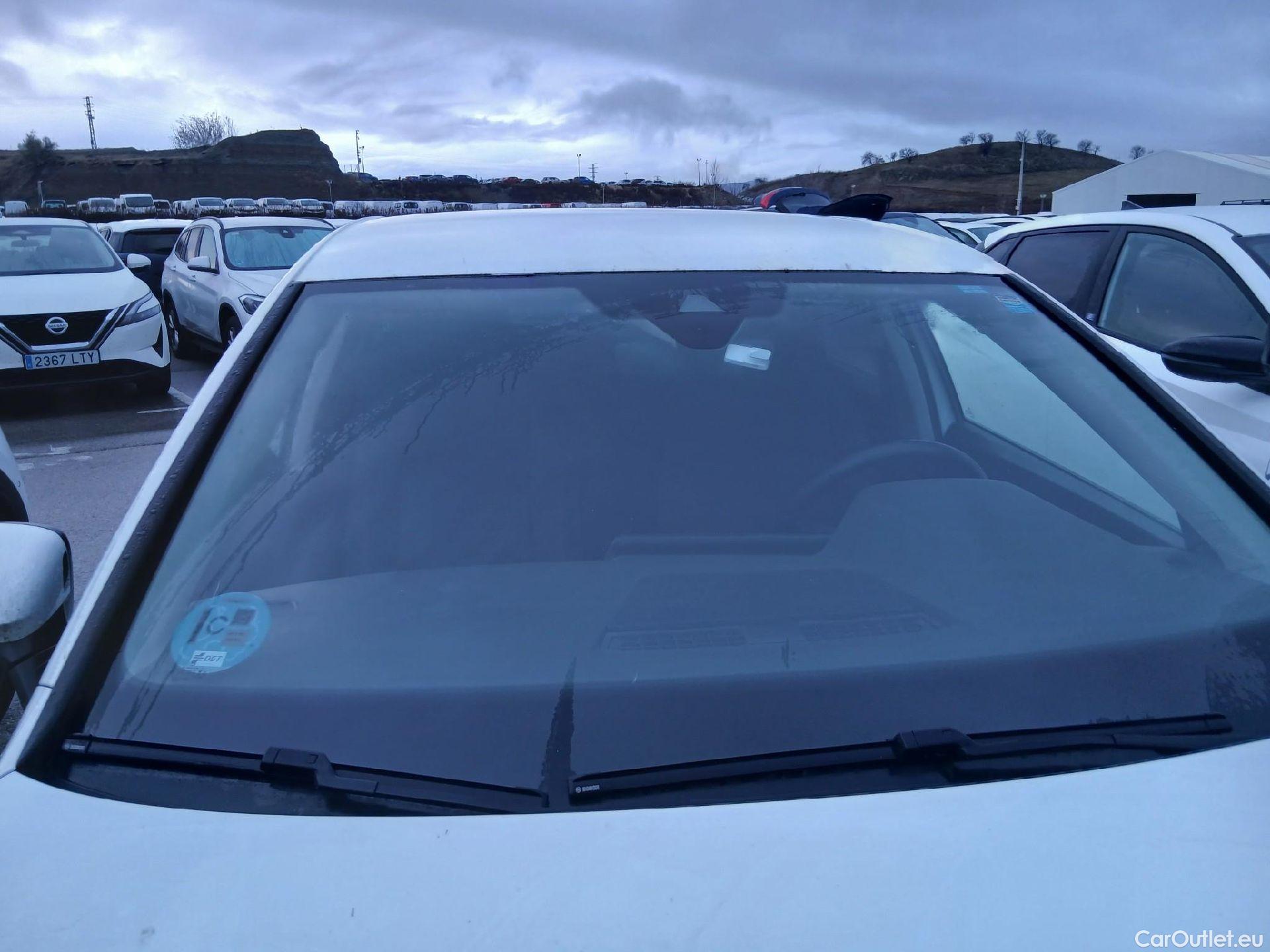  Volkswagen  Golf  VOLKSWAGEN / 2020 / 5P / berlina con portón Life 2.0 TDI 85kW (115CV) #4