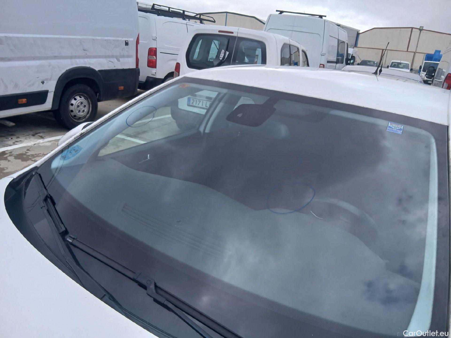  Peugeot  308 PEUGEOT  / 2017 / 5P / berlina con portón 5p Active Pack BlueHDi 130 S&S (AC) #13