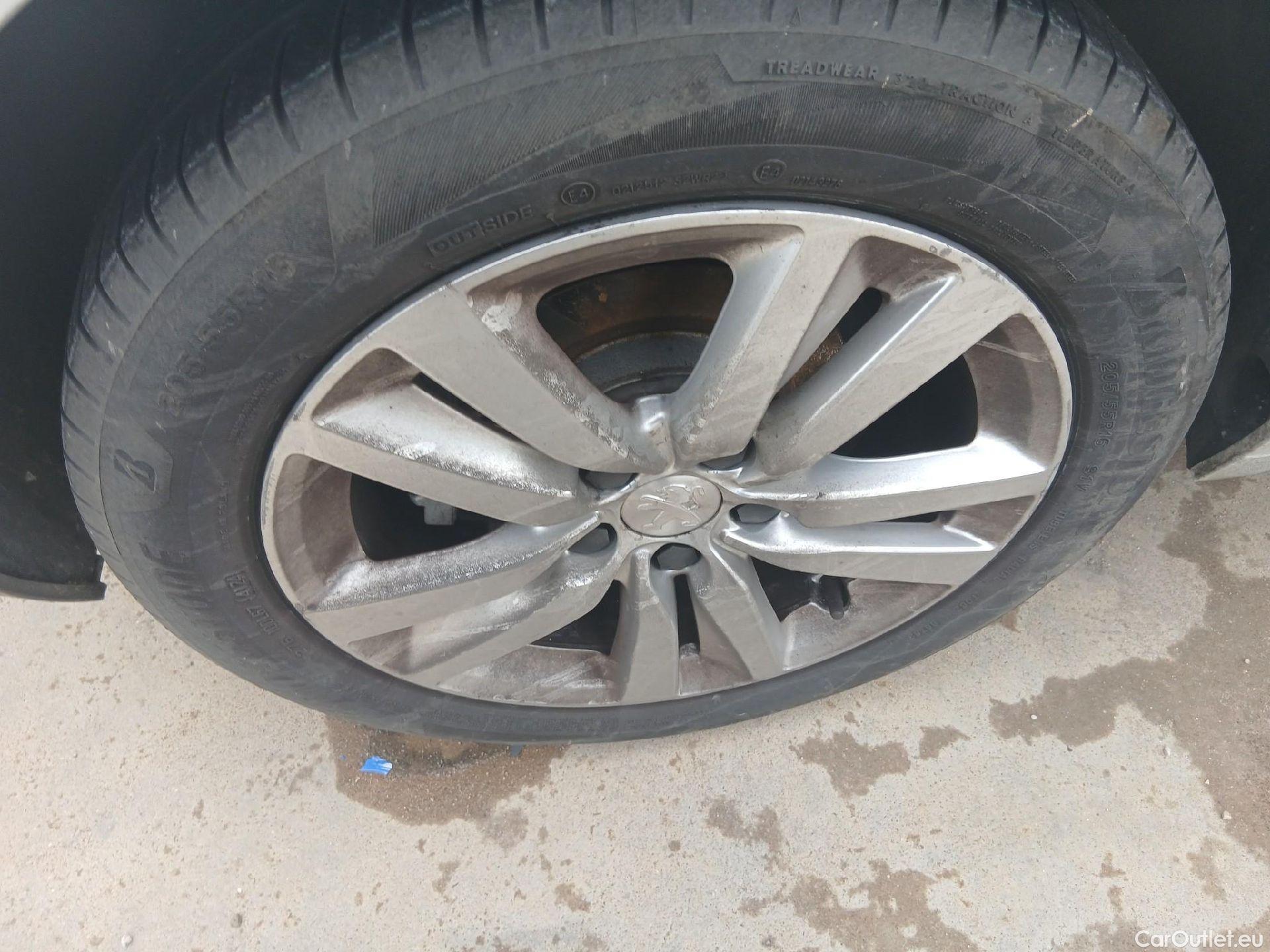  Peugeot  308 PEUGEOT  / 2017 / 5P / berlina con portón 5p Active Pack BlueHDi 130 S&S (AC) #20