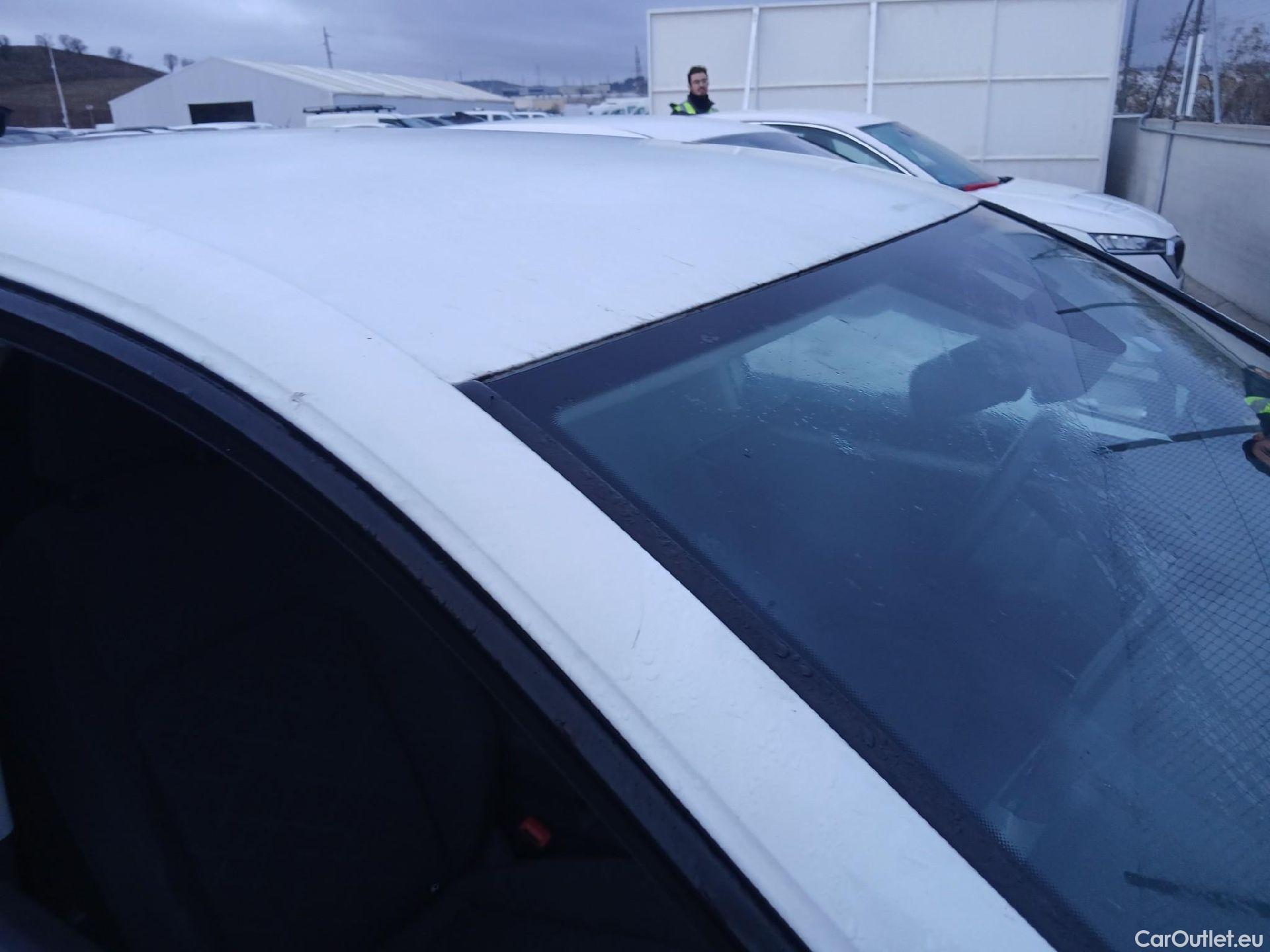  Volkswagen  Golf  VOLKSWAGEN / 2020 / 5P / berlina con portón Life 2.0 TDI 85kW (115CV) #6