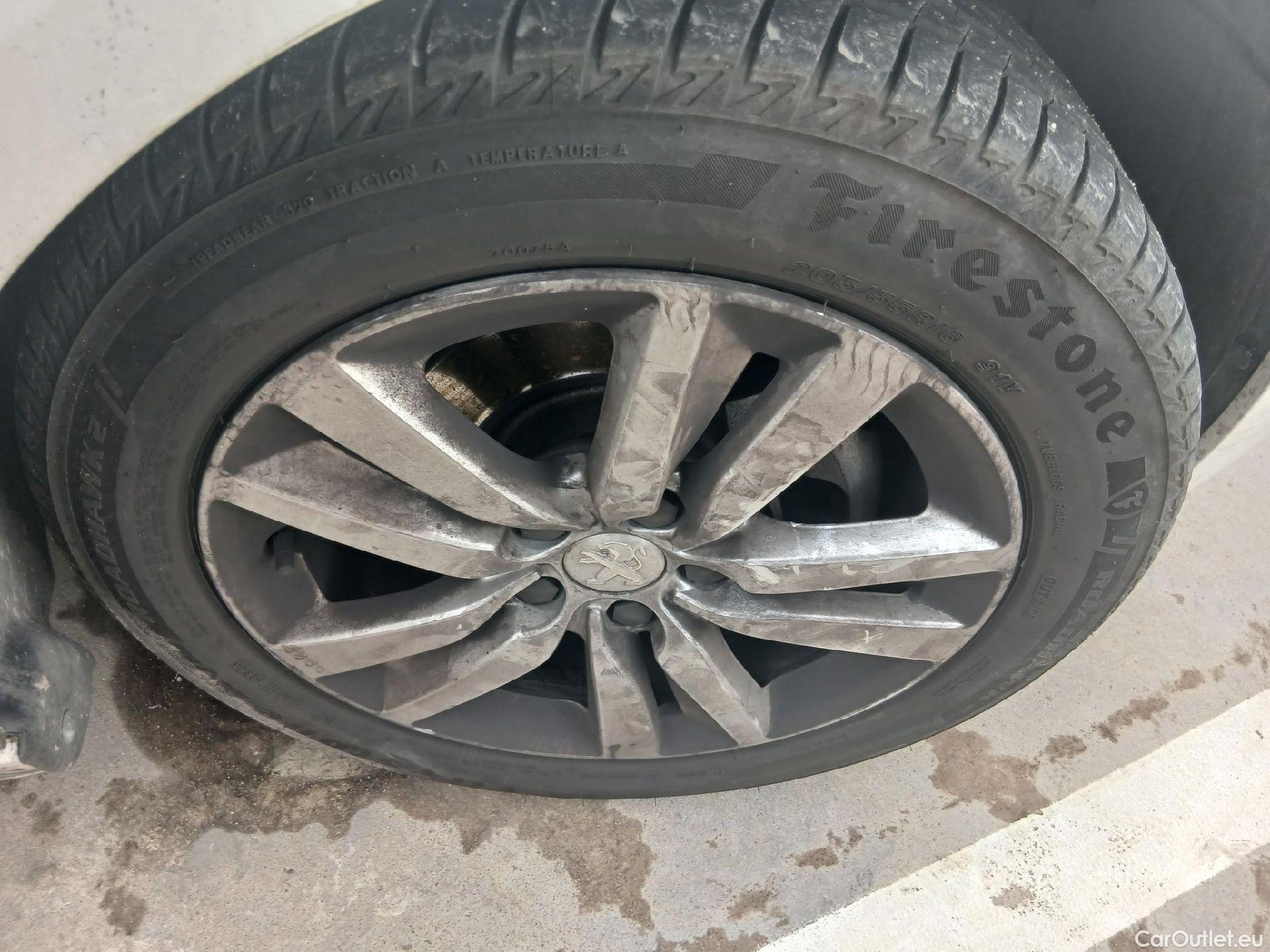  Peugeot  308 PEUGEOT  / 2017 / 5P / berlina con portón 5p Active Pack BlueHDi 130 S&S (AC) #29