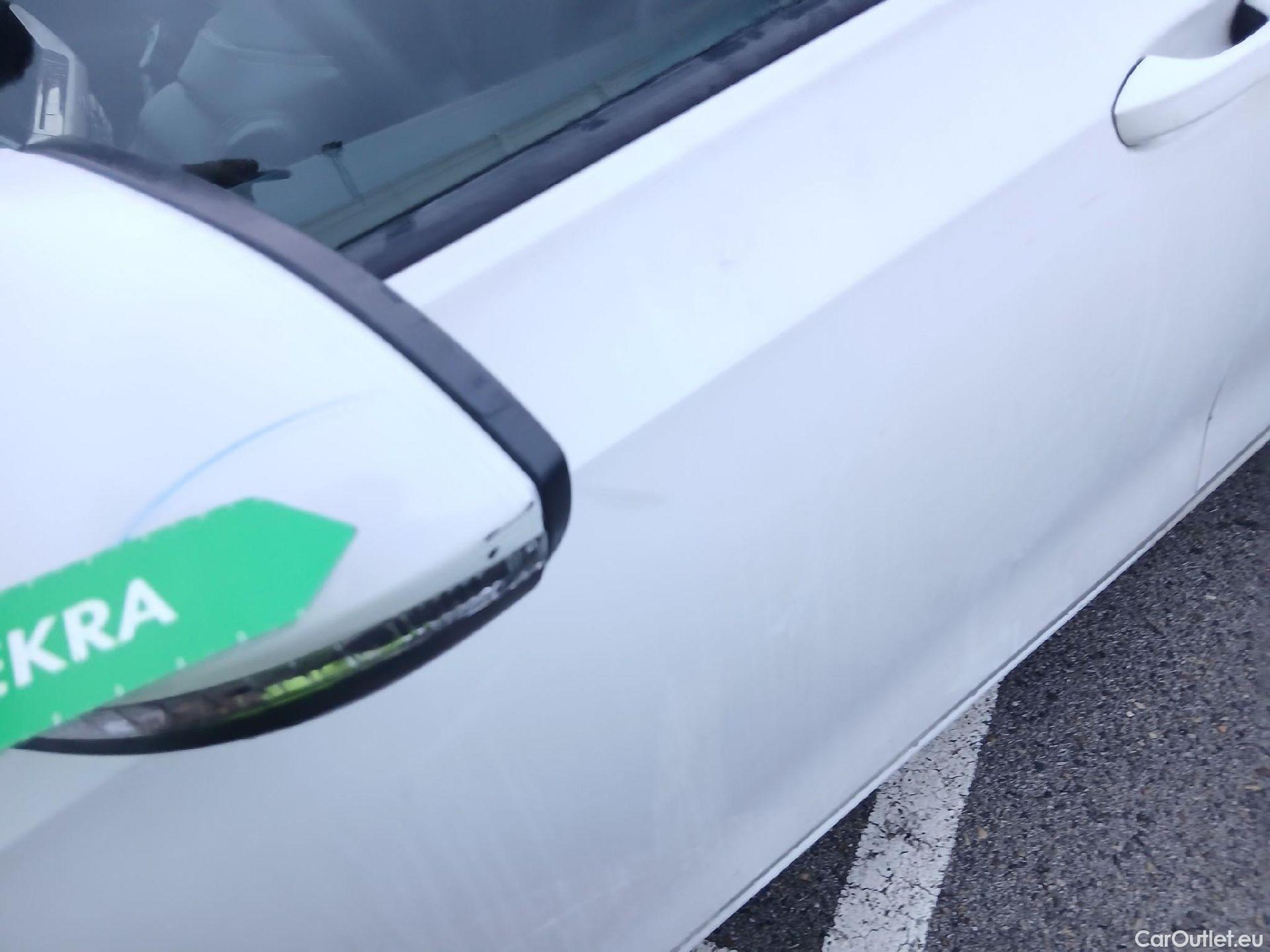  Volkswagen  Golf  VOLKSWAGEN / 2020 / 5P / berlina con portón Life 2.0 TDI 85kW (115CV) #15