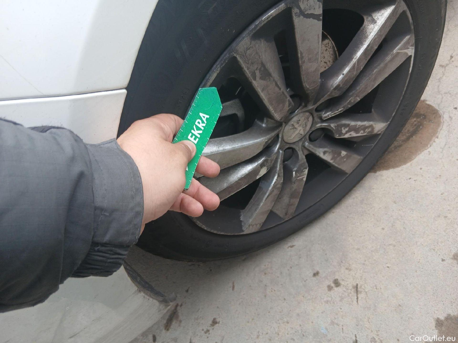  Peugeot  308 PEUGEOT  / 2017 / 5P / berlina con portón 5p Active Pack BlueHDi 130 S&S (AC) #15