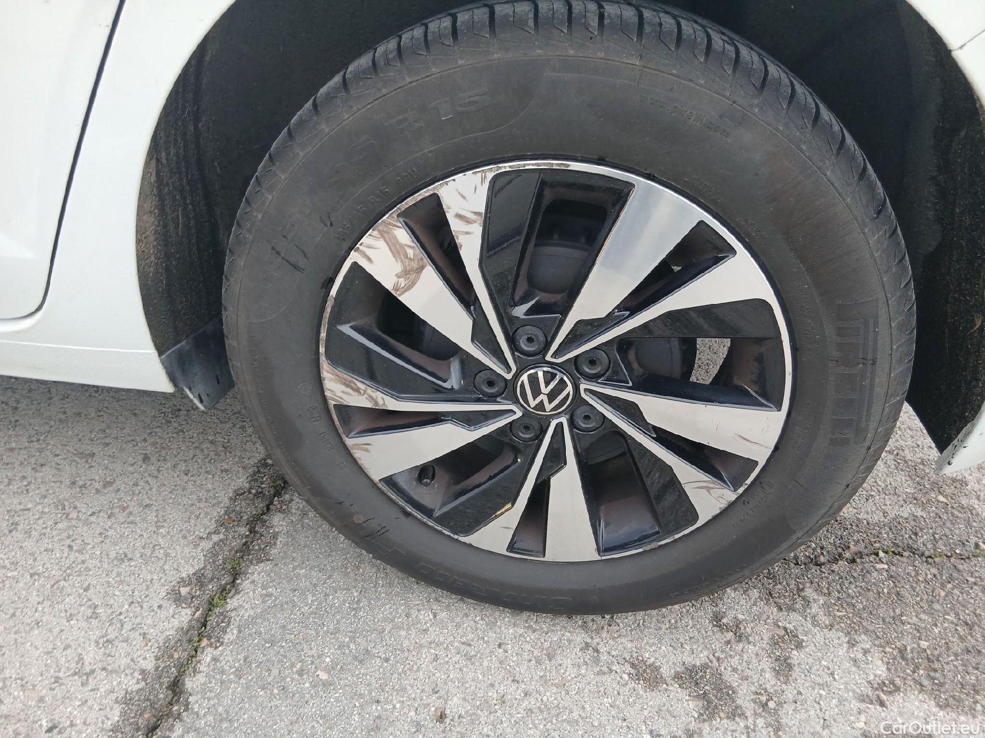  Volkswagen  Polo VOLKSWAGEN  / 2017 / 5P / berlina con portón Advance 1.0 TSI 70kW (95CV) #9