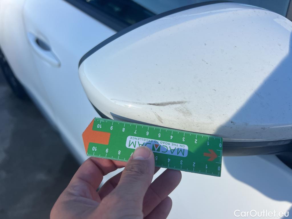  Peugeot  2008 PEUGEOT  / 2019 / 5P / todoterreno Allure BlueHDI 81kW (110CV) #24