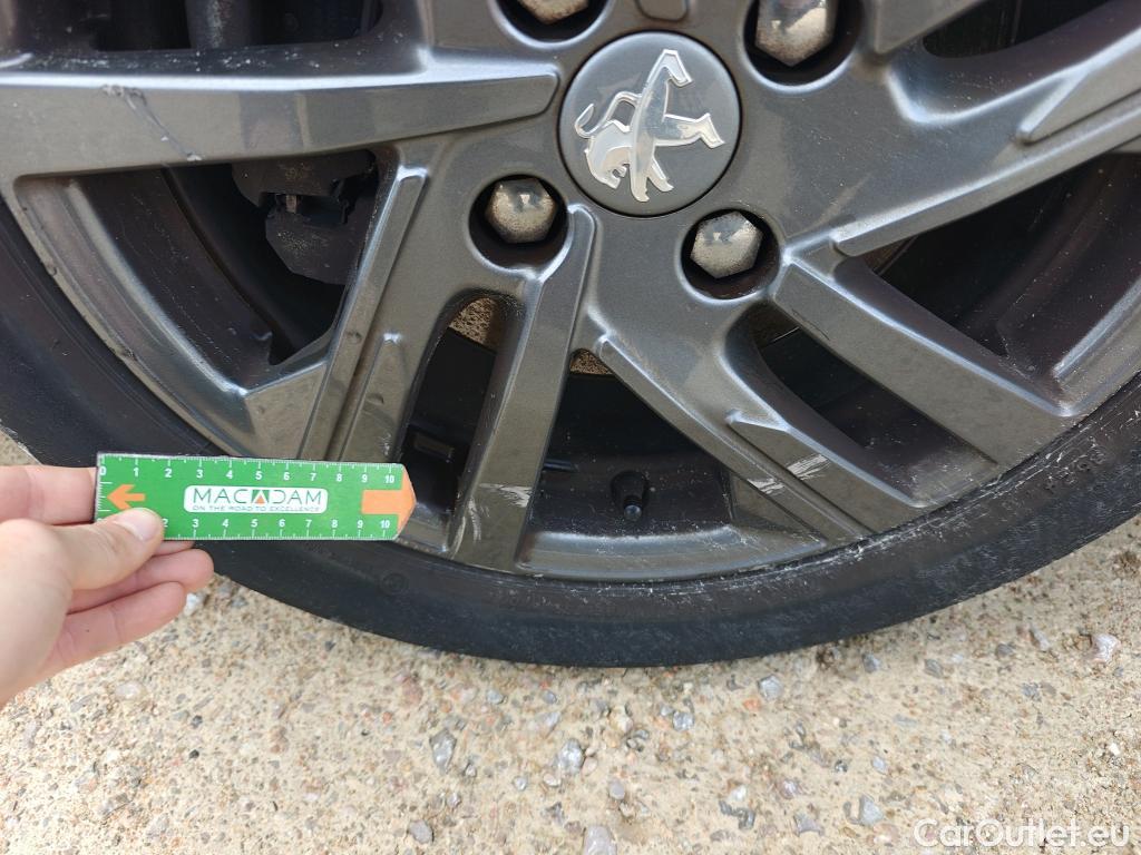  Peugeot  208 PEUGEOT  / 2019 / 5P / berlina con portón BlueHDi 73kW (100CV) Active Pack (AC) #31