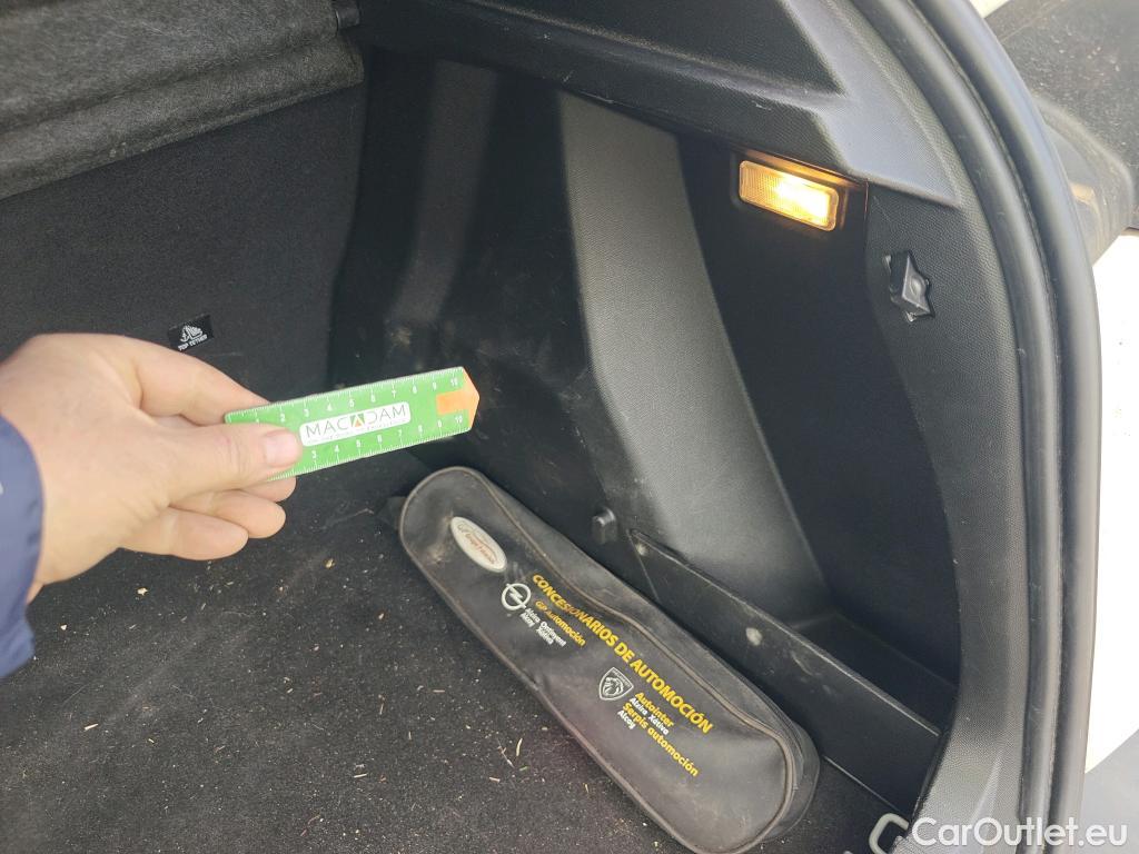  Peugeot  2008 PEUGEOT  / 2019 / 5P / todoterreno Active Puretech 100 S&S BVM6 #18