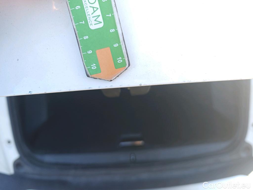  Peugeot  2008 PEUGEOT  / 2019 / 5P / todoterreno Allure BlueHDI 81kW (110CV) #54