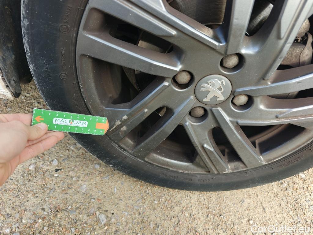  Peugeot  208 PEUGEOT  / 2019 / 5P / berlina con portón BlueHDi 73kW (100CV) Active Pack (AC) #34