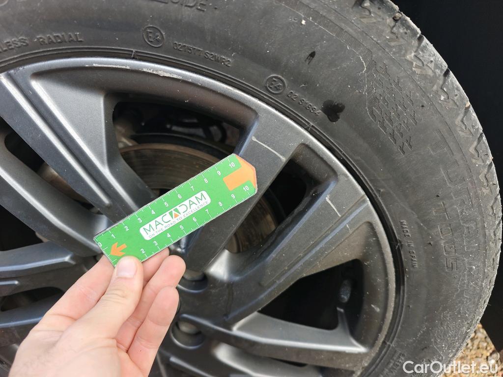  Peugeot  208 PEUGEOT  / 2019 / 5P / berlina con portón BlueHDi 73kW (100CV) Active Pack (AC) #37