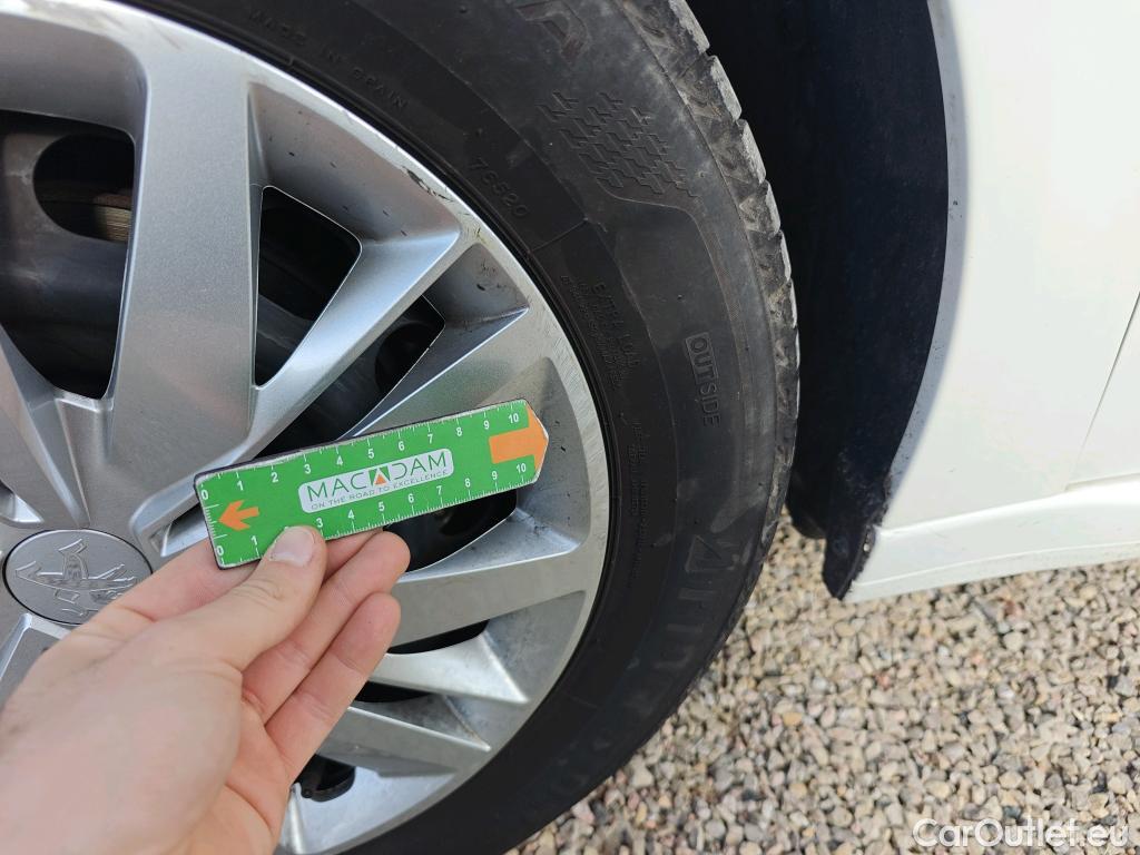  Peugeot  208 PEUGEOT  / 2019 / 5P / berlina con portón BlueHDi 73kW (100CV) Active #52