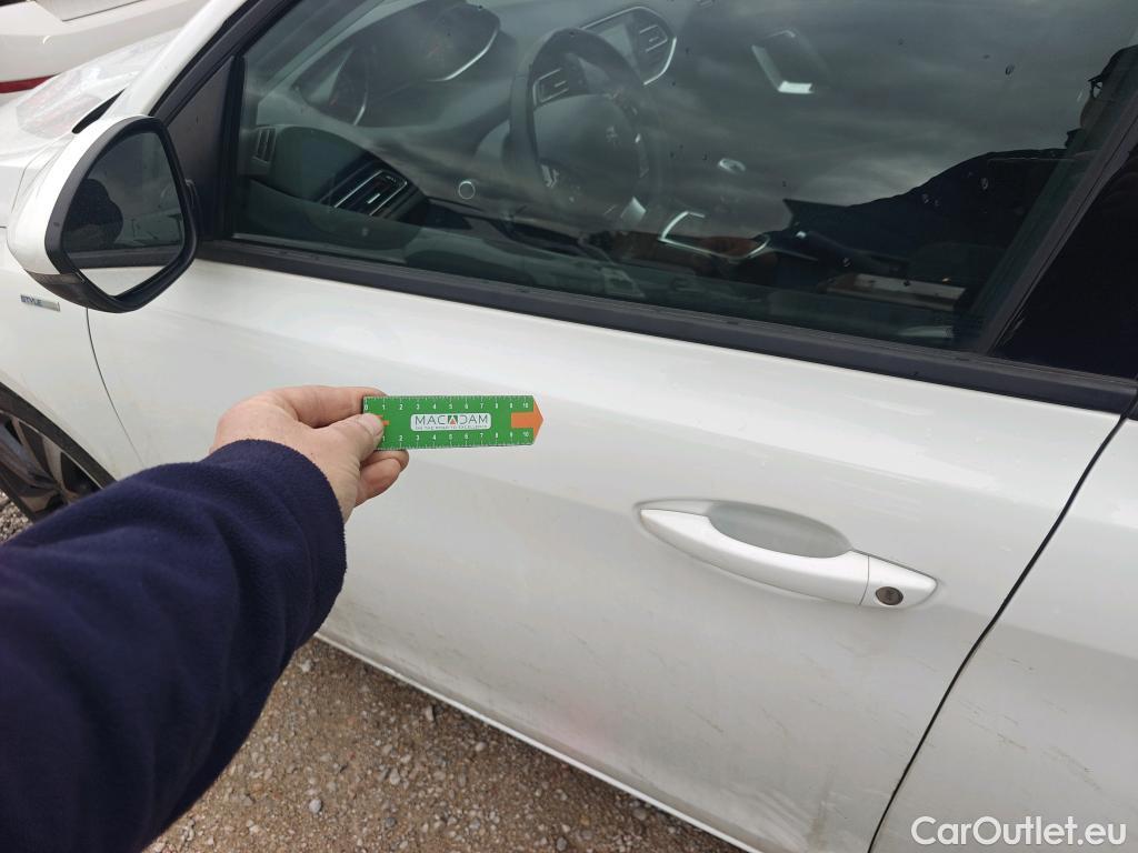  Peugeot  308 PEUGEOT  / 2017 / 5P / berlina con portón 5p Style BlueHDi 130 S&S #3