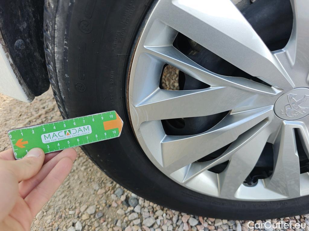  Peugeot  208 PEUGEOT  / 2019 / 5P / berlina con portón BlueHDi 73kW (100CV) Active #64