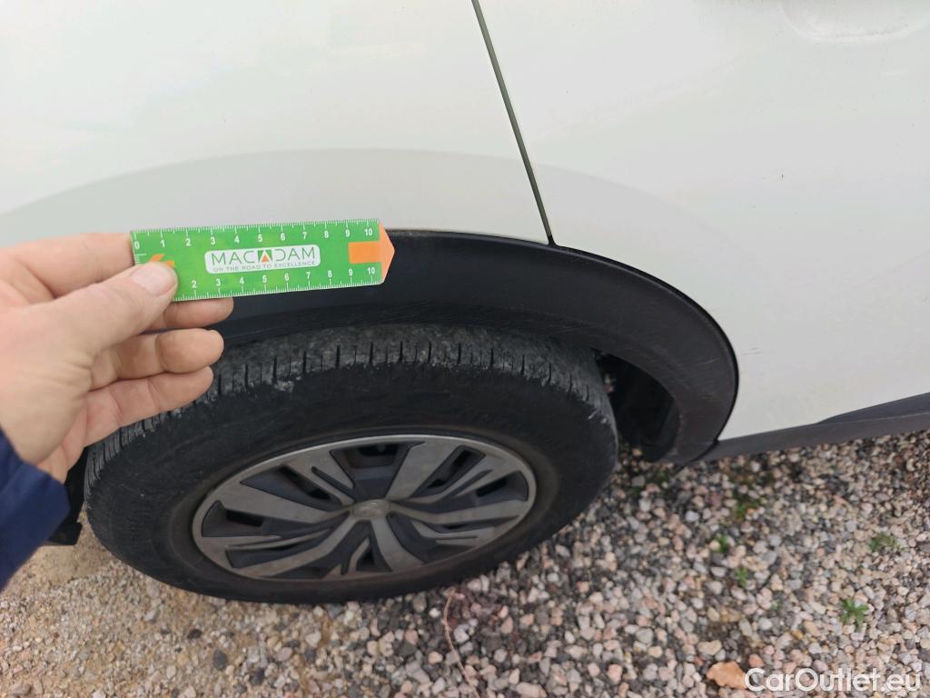  Peugeot  2008 PEUGEOT  / 2019 / 5P / todoterreno Active Puretech 100 S&S BVM6 #29