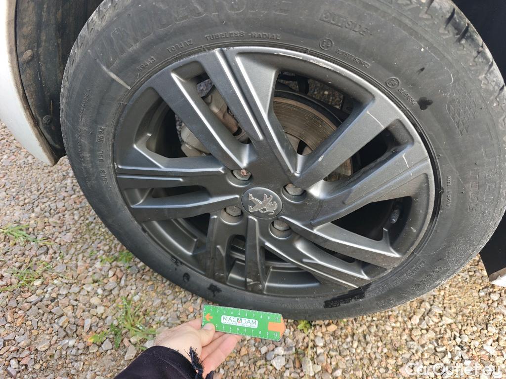  Peugeot  208 PEUGEOT  / 2019 / 5P / berlina con portón BlueHDi 73kW (100CV) Active Pack (AC) #36