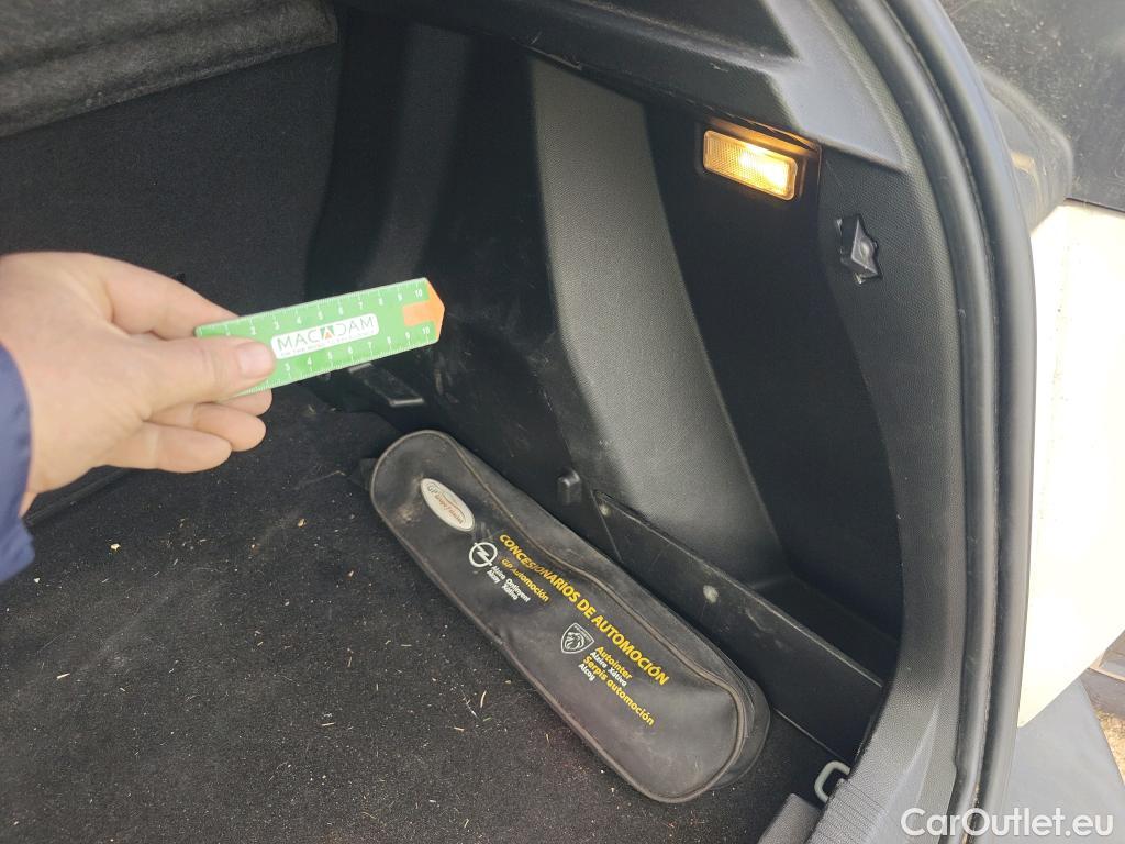  Peugeot  2008 PEUGEOT  / 2019 / 5P / todoterreno Active Puretech 100 S&S BVM6 #19